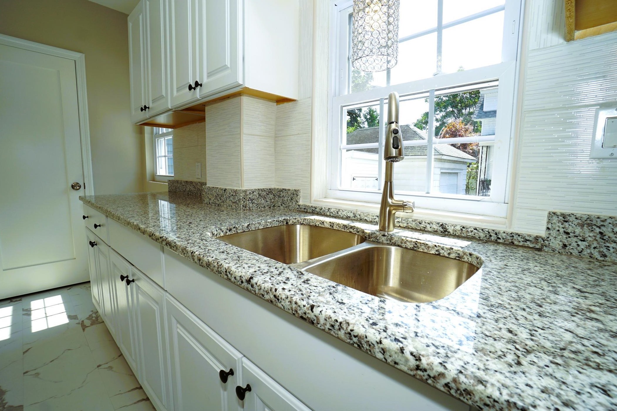 11 Elm St, Manchester NH 03103-7241 exterior