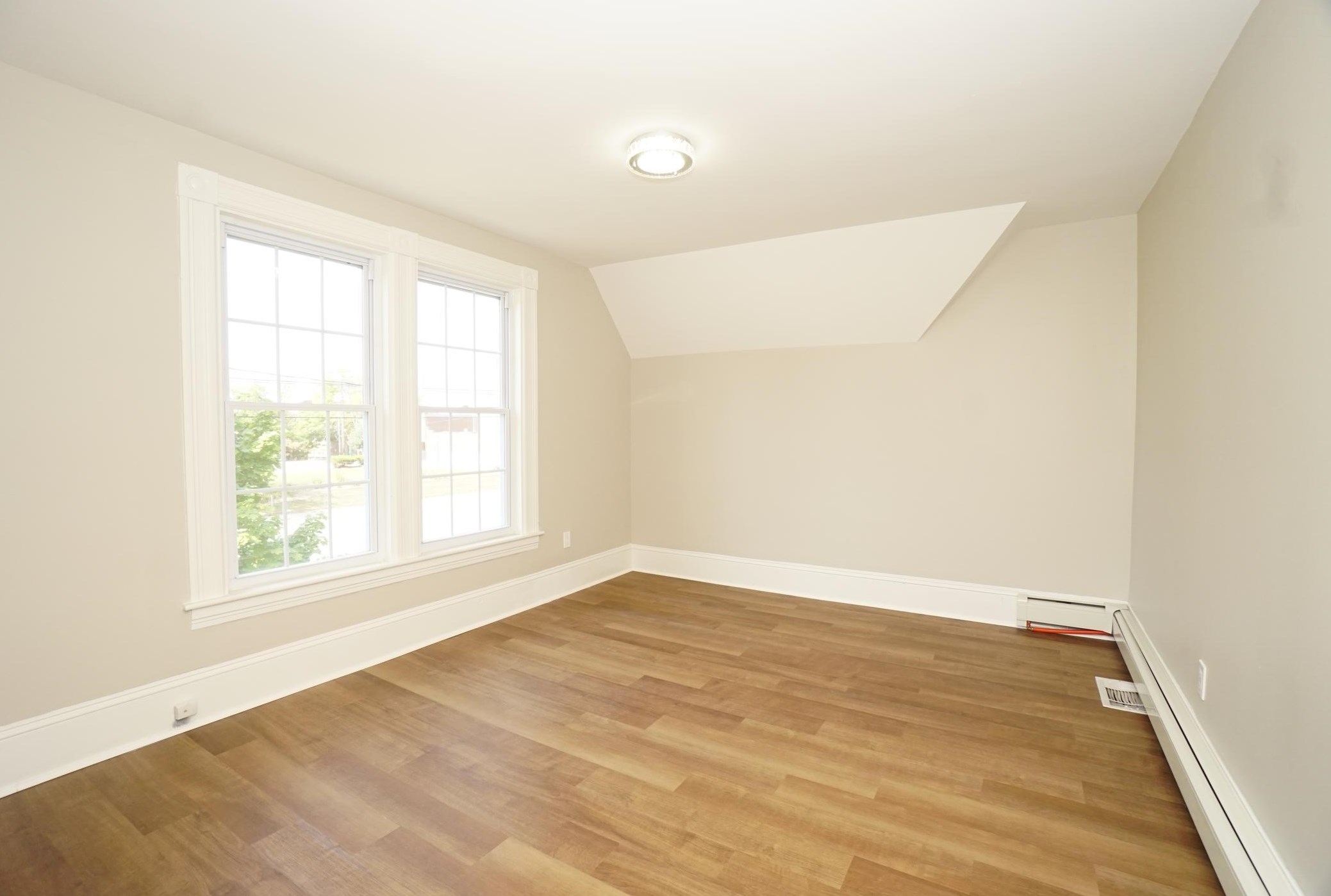 11 Elm St, Manchester NH 03103-7241 exterior