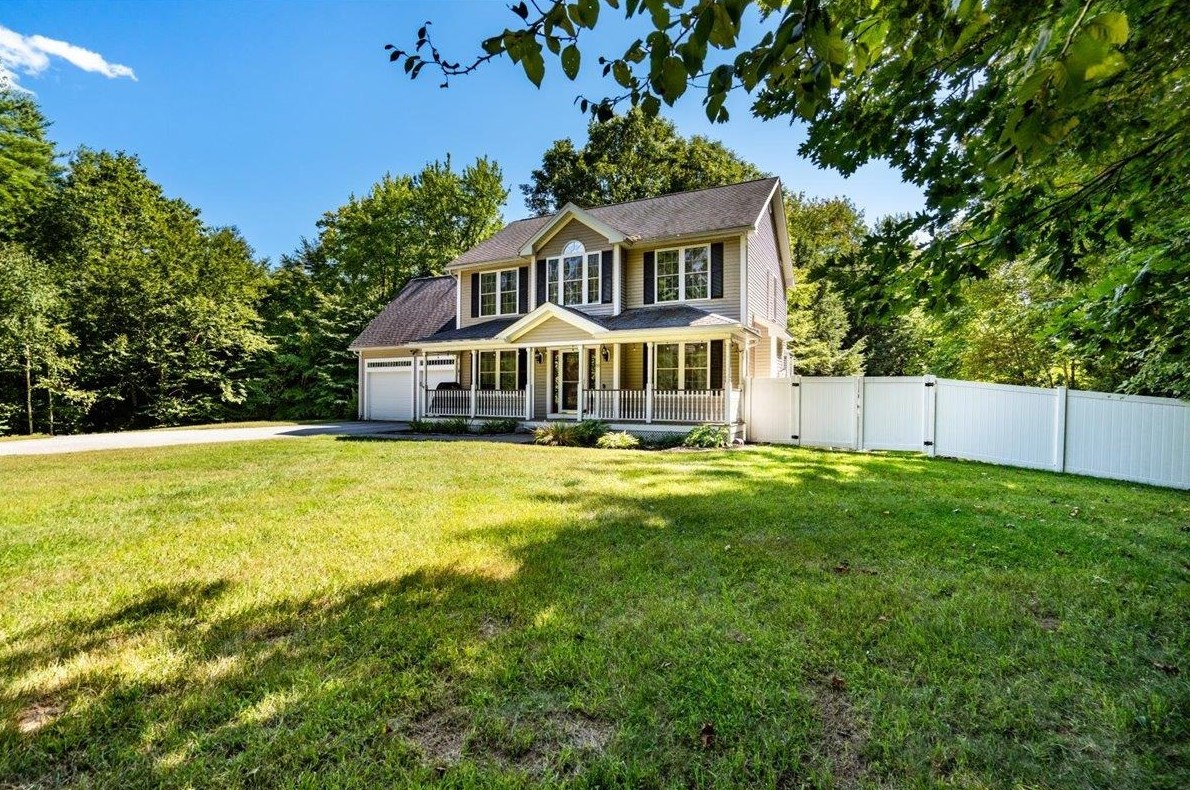 90 Fox Hollow Dr, Weare, NH 03281