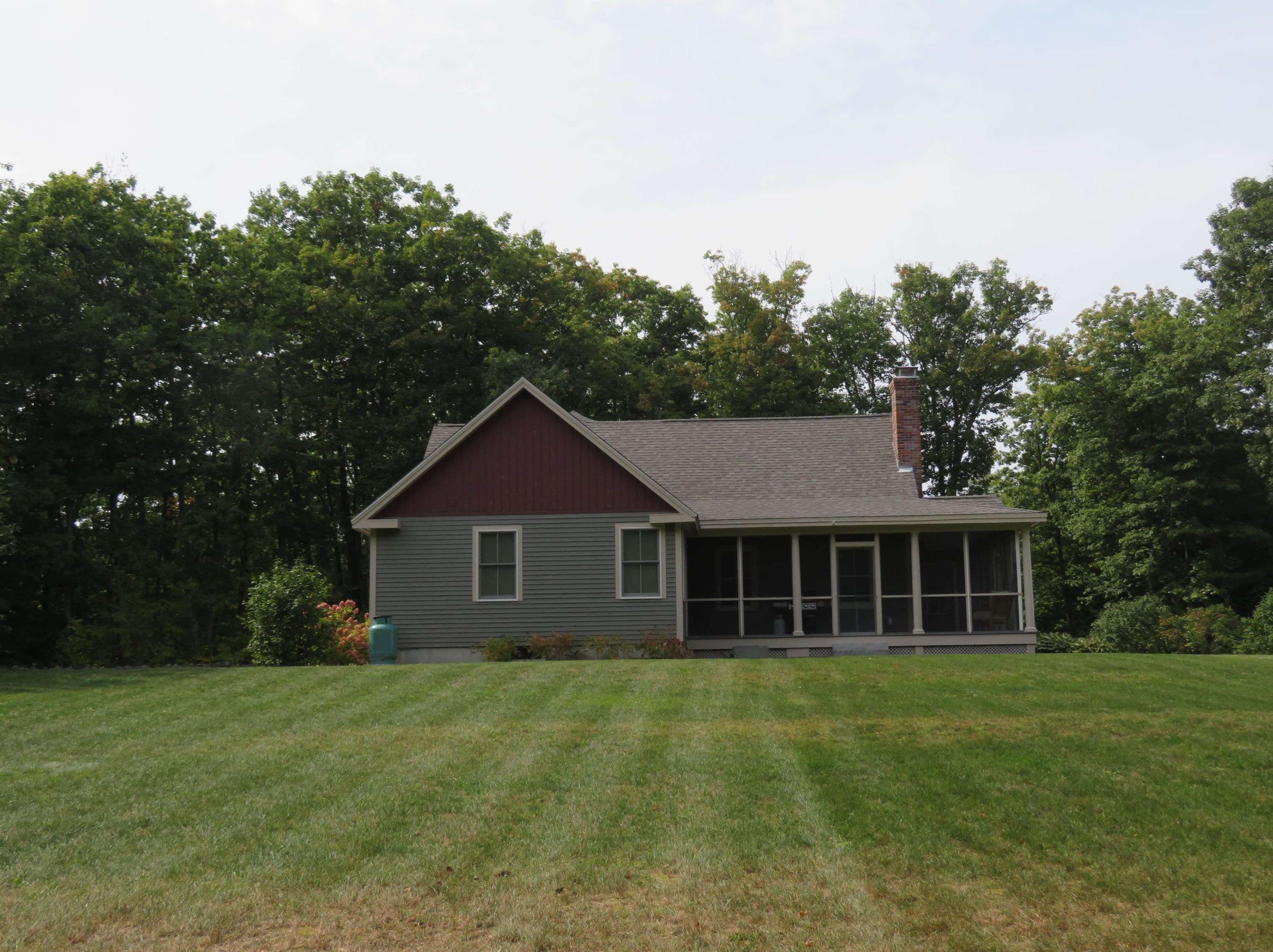 98 Grapevine Rd, Goffstown, NH 03046