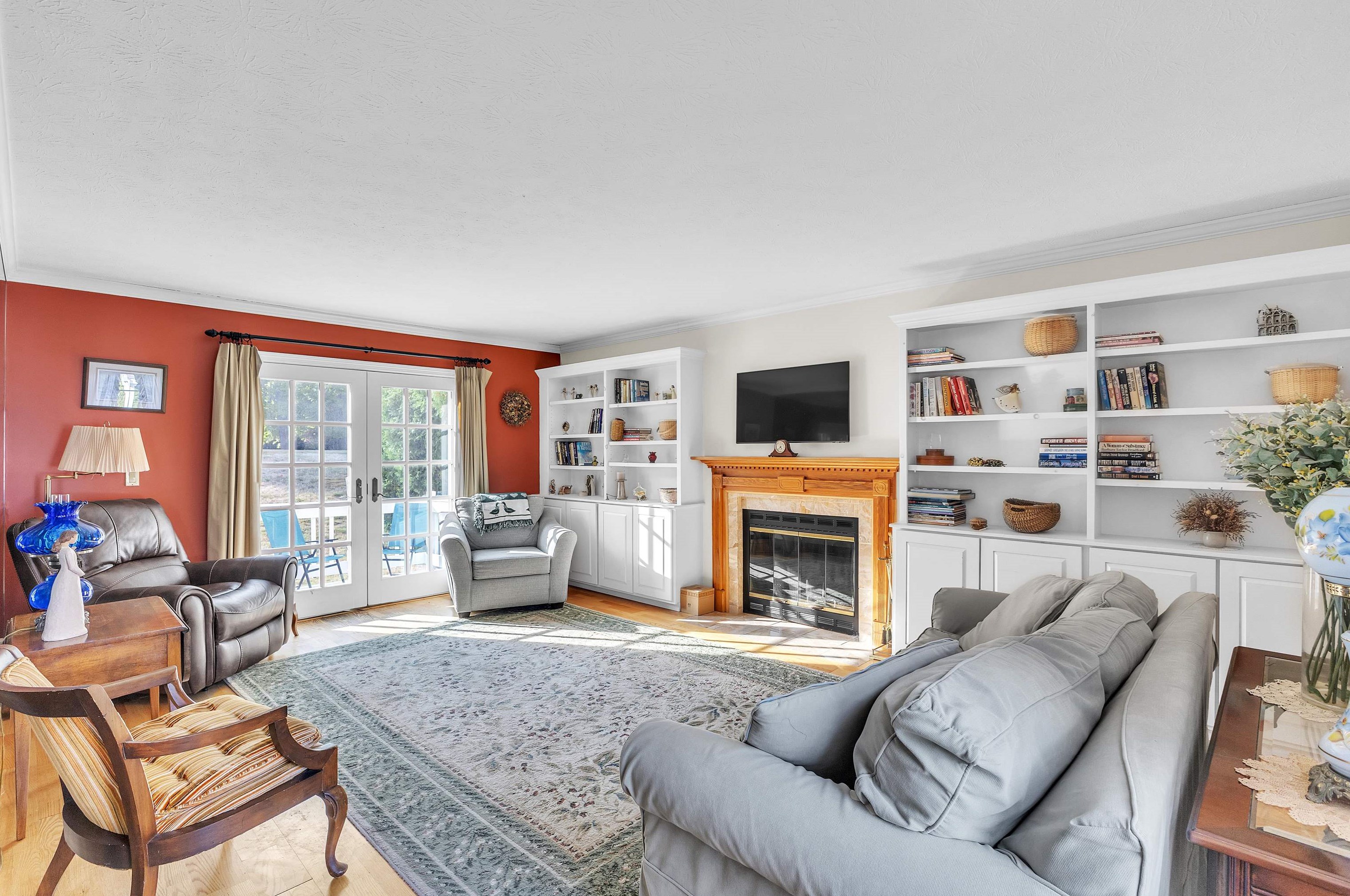 2 Pheasant Run Ln, Stratham, NH 03885