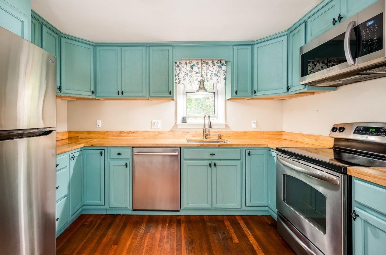 37 Lowell St, Rochester, NH 03867