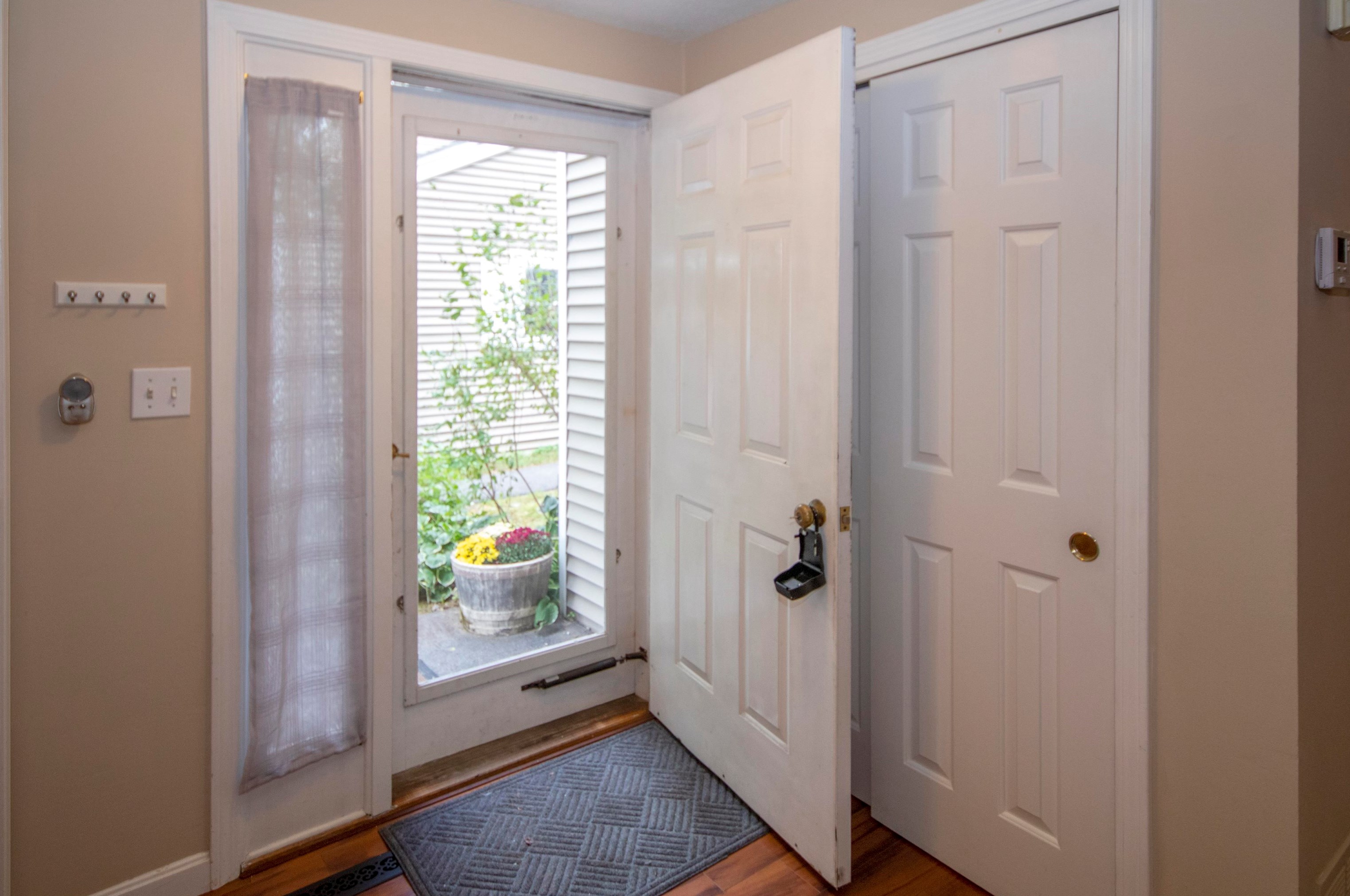 6 Winding Pond Rd, Londonderry, NH 03053 exterior