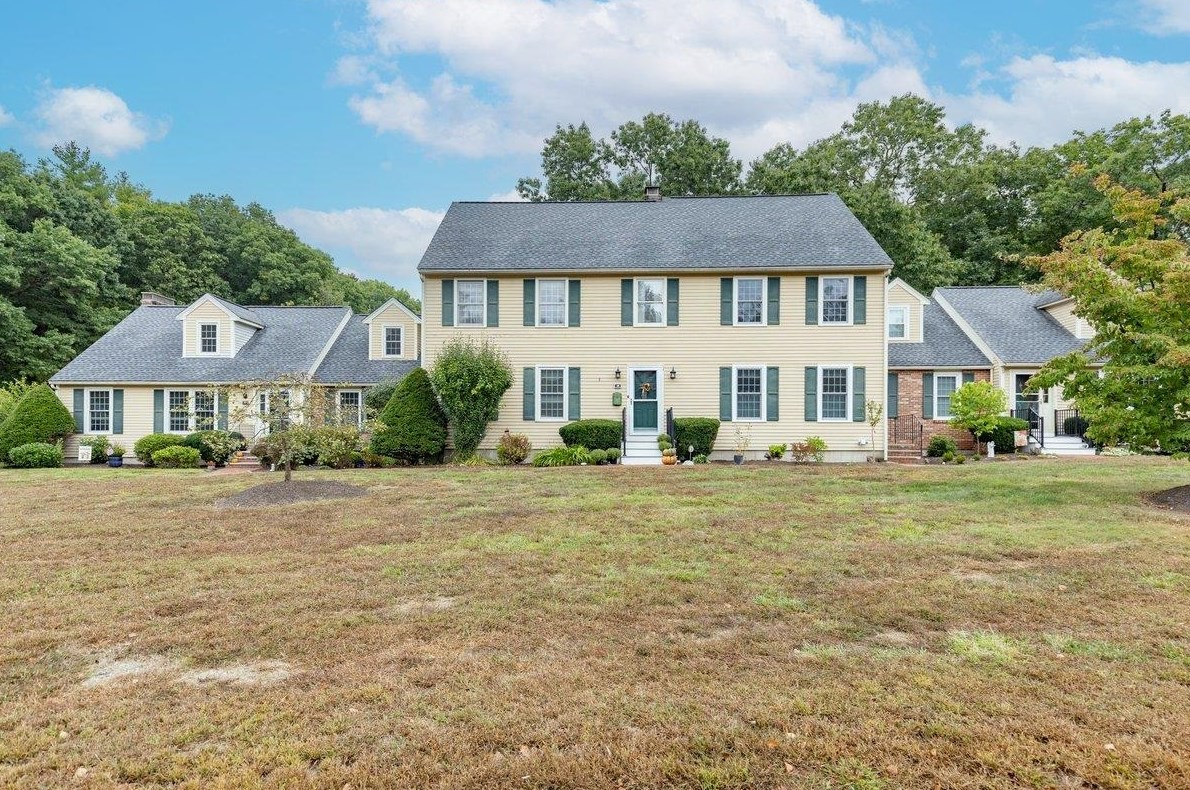 18 Seaver Brook Ln, Plaistow, NH 03865