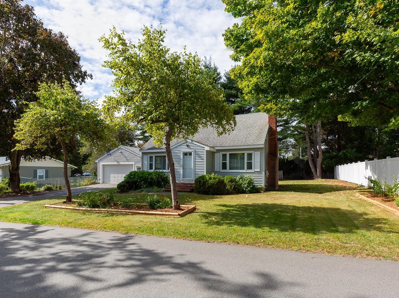 4 Elaine St, Hampton, NH 03842
