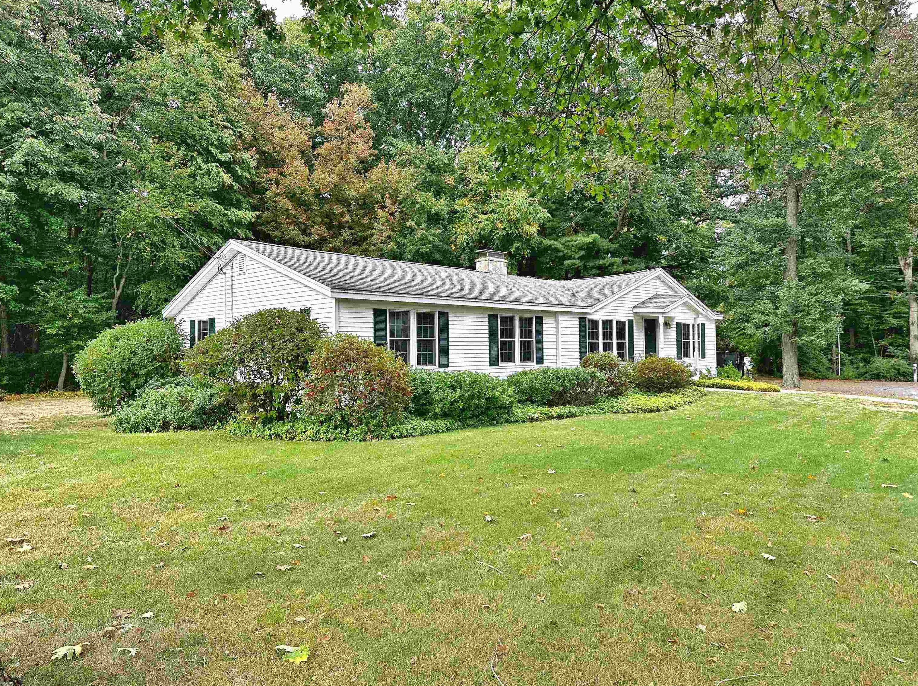 16 Meadow Fox Rd, North Hampton, NH 03862