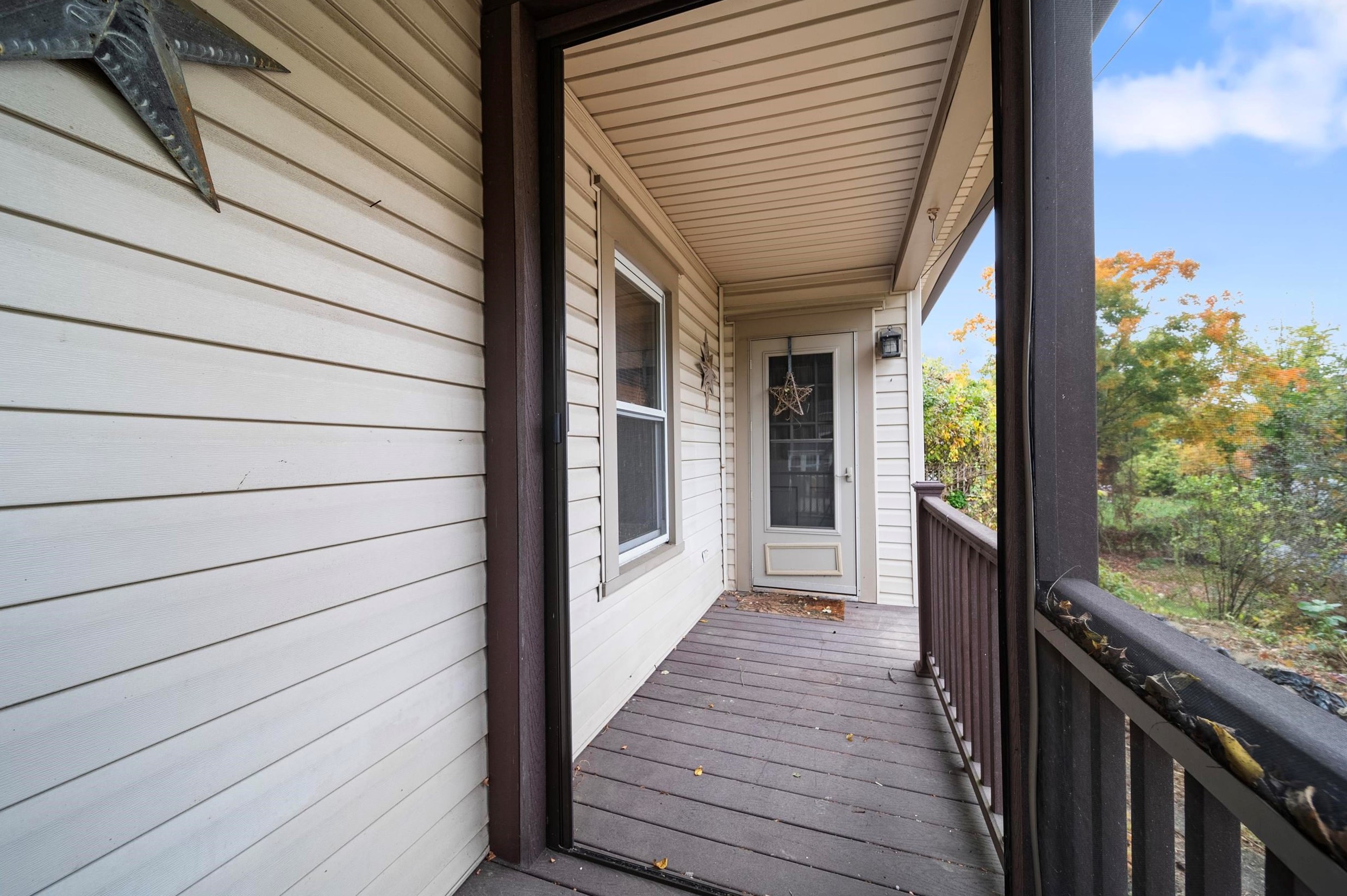 5 Crescent St, Derry, NH 03038-1805