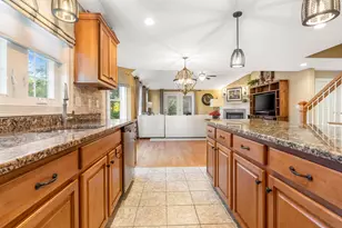 2 Renaissance Cir, Salem, NH 03079 - Photo 6