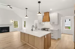 19 Lily Ln, Londonderry, NH 03053 - Photo 4