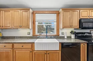 46 Noyes Rd, Londonderry, NH 03053 - Photo 4