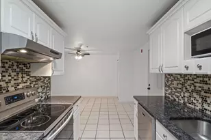 526 Abbott Farm Ln, Hudson, NH 03051 - Photo 2