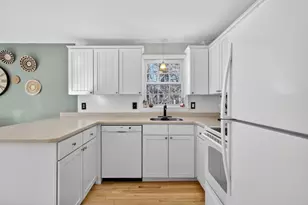 47 Oakridge Dr, Londonderry, NH 03053 - Photo 18