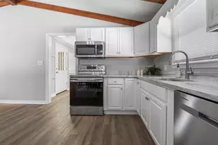 32 Chester Rd, Derry, NH 03038 - Photo 4
