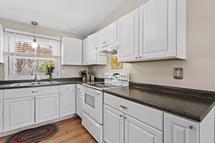 883 Mammoth Rd, Manchester, NH 03104 - Photo 16