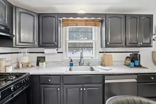 128 Sandstone Cir, Londonderry, NH 03053 - Photo 4