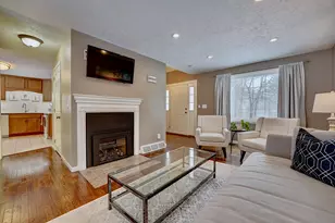 137 Winterwood Dr, Londonderry, NH 03053 - Photo 2