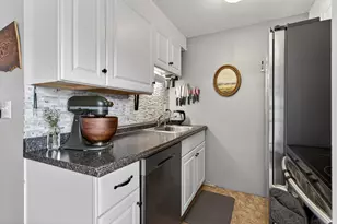 897 Mammoth Rd, Manchester, NH 03104 - Photo 4