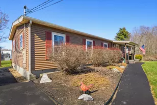 129 Brady Cir, Manchester, NH 03109 - Photo 2