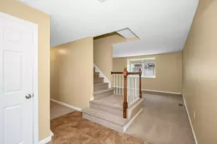 8 Fitzpatrick Cir, Nashua, NH 03063 - Photo 2