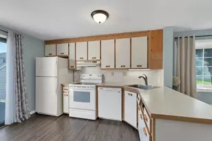 631 Fox Hollow Dr, Hudson, NH 03051 - Photo 4