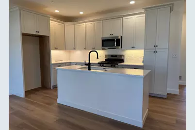 8B Dearborn Circle, Goffstown, NH 03045 - Photo 2