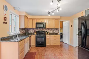 17 Bicentennial Dr, Nashua, NH 03062 - Photo 10