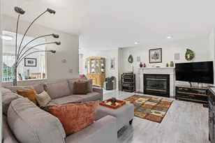 8 Flag Ct, Auburn, NH 03032 - Photo 4