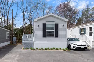 13 Brookwood Dr, Salem, NH 03079 - Photo 2