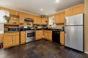 44 Acorn St, Hartford, VT 05001 - Photo 2
