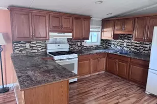 43 Mobile Dr, Hudson, NH 03051 - Photo 4