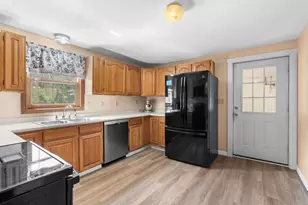11 Jennifer Ln, Weare, NH 03281 - Photo 4