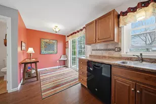 7 Sundown Dr, Derry, NH 03038 - Photo 4
