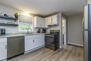 8 Midridge Cir, Londonderry, NH 03053 - Photo 10