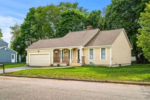 137 Wedgewood Ln, Manchester, NH 03109 - Photo 2