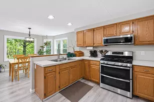 16 Hillsboro Cir, Milford, NH 03055 - Photo 8