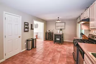262 Whittington St, Manchester, NH 03104 - Photo 6