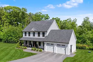 7 Valerie Ln, Derry, NH 03038 - Photo 2