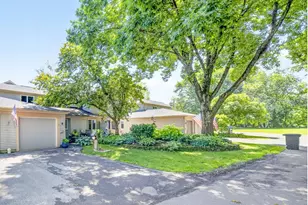 70 Walden Pond Dr, Nashua, NH 03064 - Photo 2