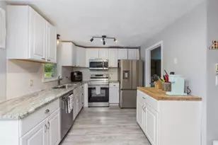 29 Olde Country Village Rd, Londonderry, NH 03053 - Photo 2