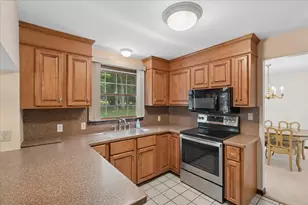 11 Parkhurst Dr, Hudson, NH 03051 - Photo 14