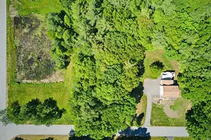 55 Kristin Dr, Derry, NH 03038 - Photo 2