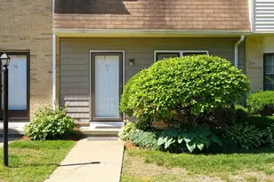 94 Golfview Dr, Manchester, NH 03102 - Photo 2