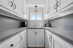 11 Pershing St, Manchester, NH 03102 - Photo 10