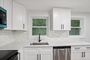 6 Horseshoe Ln, Londonderry, NH 03053 - Photo 4