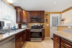 13 Asbury St, Salem, NH 03079 - Photo 6