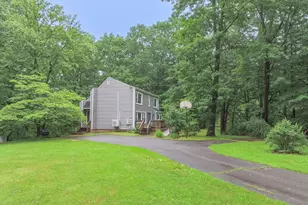 20 Redfield Cir, Derry, NH 03038 - Photo 2