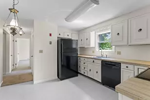 10 Colonial Cir, Hampton, NH 03842 - Photo 8