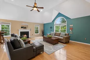 8 Margaret Cir, Mont Vernon, NH 03057 - Photo 2