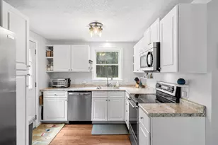 19 Lincoln Dr, Nottingham, NH 03290 - Photo 2