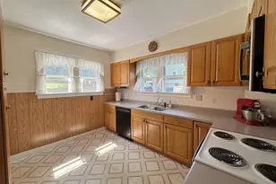 260 Pleasant St, Claremont, NH 03743 - Photo 10